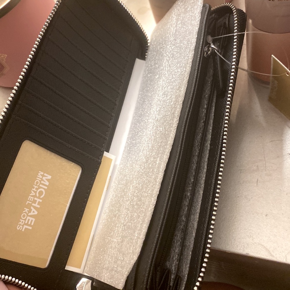 Michael Kors Womens Wallet - Picture 2 of 3
